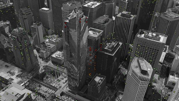 La Torre del Milenio en San Francisco se hunde casi 50 mm al año. Los puntos de colores representan objetivos observados por el radar. El verde son los objetivos estables.