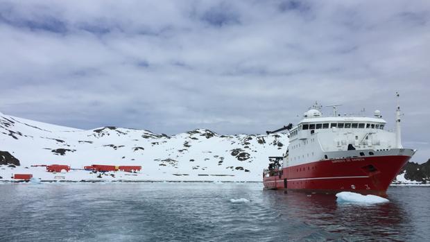 Base antártica española Juan Carlos I (izquierda). A la derecha, el buque oceanográfico Sarmiento de Gamboa