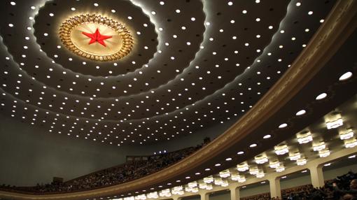 Una enorme estrella roja preside el techo del auditorio principal del Gran Palacio del Pueblo, sede del Parlamento orgánico de China