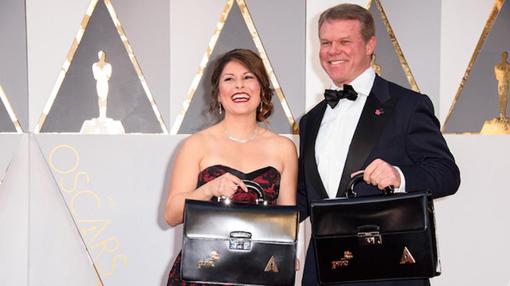 Martha Ruiz y Brian Cullinan, con los sobres de los ganadores