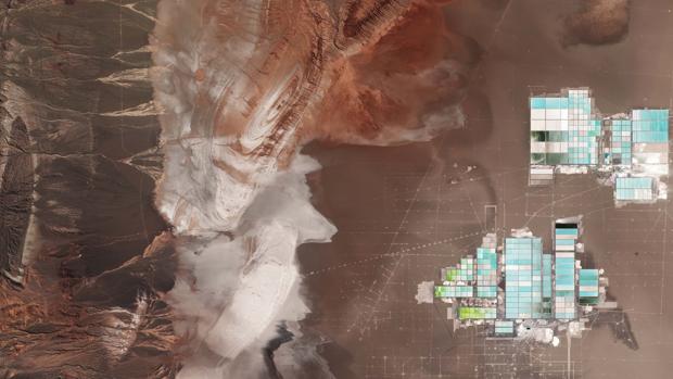 Balsas de evaporación (derecha) en el Salar de Atacama, en Chile. Imagen captada por un satélite Sentinel del programa Copernicus