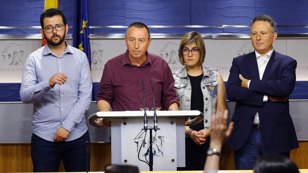 El portavoz de Compromís en el Congreso, Joan Baldoví (2-i), junto a los diputados Ignasi Candela (i), Marta Sorlí y Enric Bataller