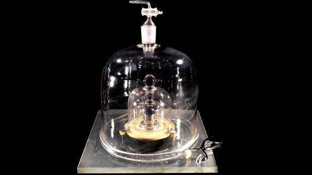 El «Grand kilo», la pesa que hasta ahora sirve de referencia para el kilogramo, custiodada por tres urnas en la localidad de Sèvre (Francia)