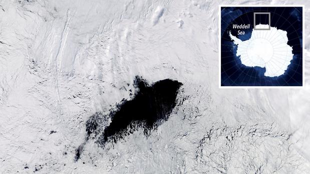 Imagen de una polinia, un agujero en medio del hielo, formada en 2017, y con el tamaño de Aragón
