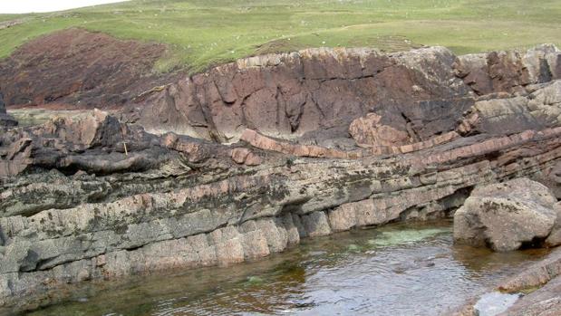 Capas laminares de areniscas han preservado el cráter, bajo la cuenca de Minch