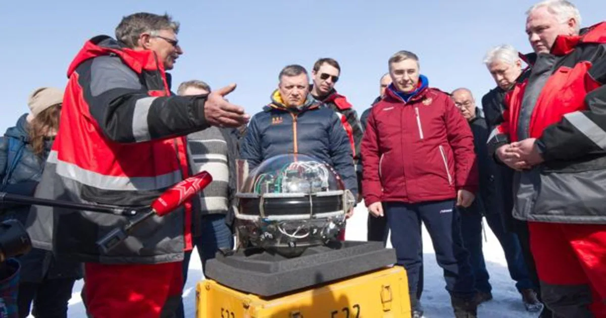 Submarinos rusos encuentran petróleo en el fondo del lago Baikal