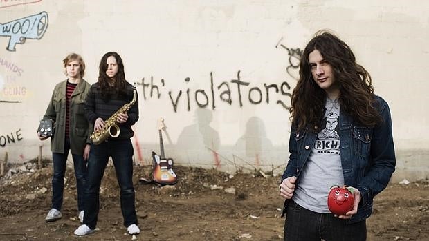 Kurt Vile en primer término, con The Violators