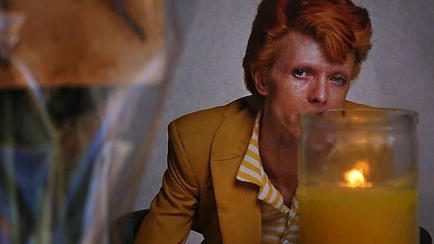 Una fotografía y una vela en recuerdo de David Bowie en Nueva York