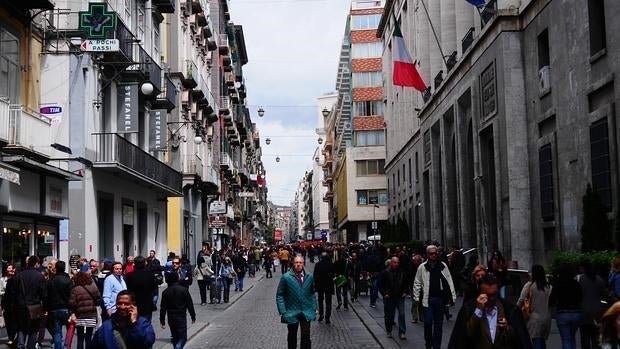 La saga «Dos amigas» tiene como telón de fondo la ciudad de Nápoles, una de cuyas calles principales es Via Toledo (en la imagen)