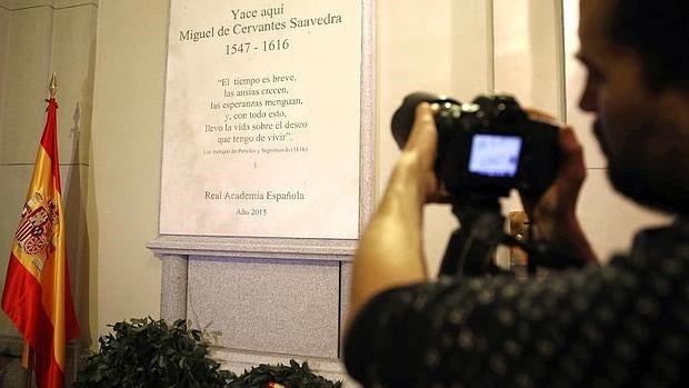 El monumento en la tumba donde yacen los restos de Cervantes