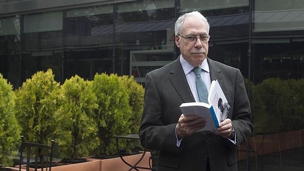 Camilo José Cela Conde presenta la biografía sobre su padre
