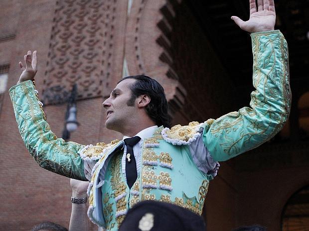 David Mora sale por la Puerta Grande de Madrid