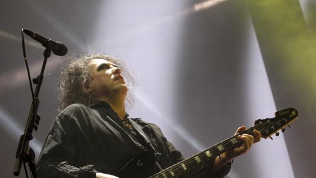 Robert Smith, al frente de The Cure, en su concierto en Madrid