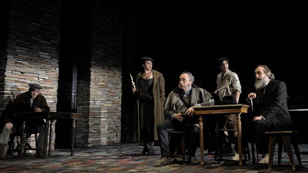 Enric Benavent (Latino de Hispalis) y Gonzalo de Castro (Max Estrella) en una escena de «Luces de Bohemia»