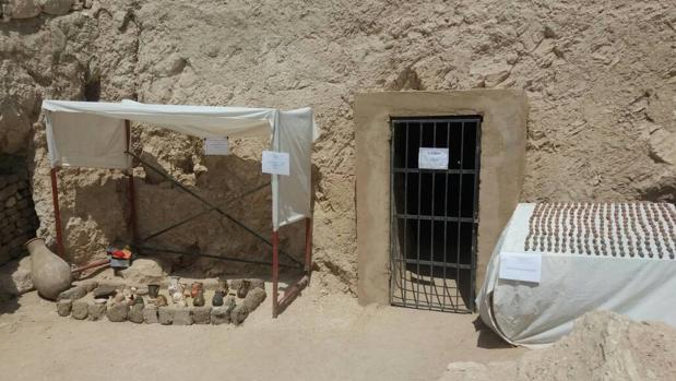 Entrada a la tumba y parte del ajuar funerariohallado