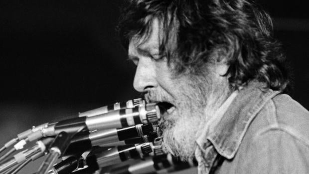 John Cage durante una de sus intervenciones en los Encuentros. de Pamplona