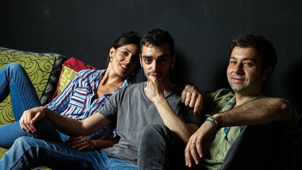 Cristina Fernández, ayudante de dirección, el actor Nacho Sánchez y Víctor Sánchez, director del montaje.