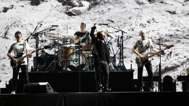 La banda irlandesa, durante su actuación de anoche en Barcelona