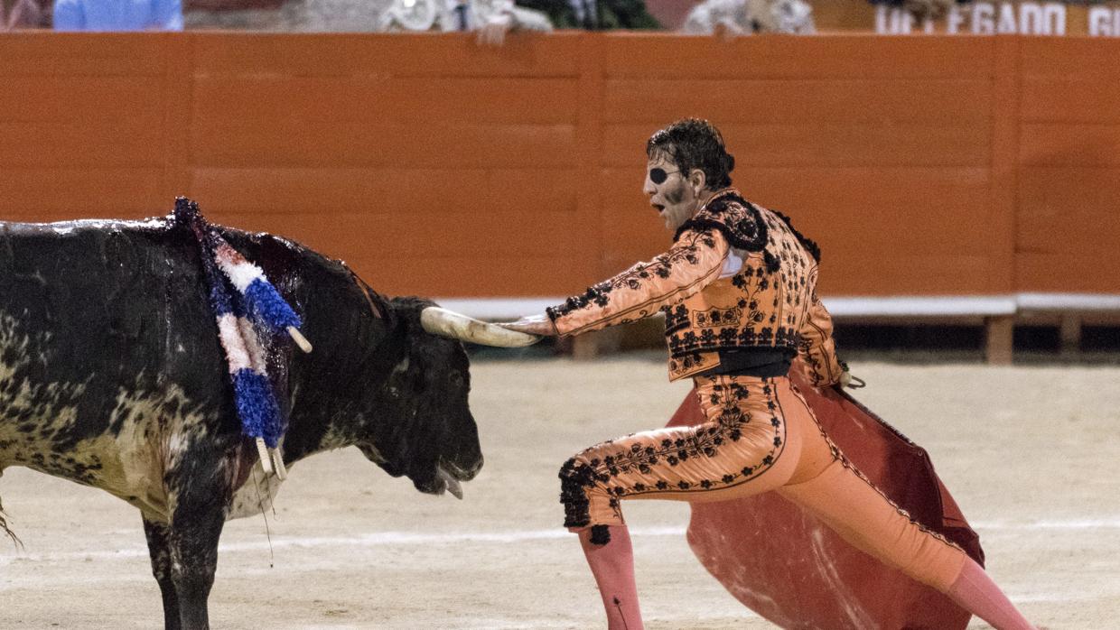 Padilla triunfa en la corrida «a la española» entre gritos de «¡libertad!»