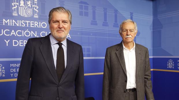 El ministro de Cultura y el premiado en 2016, Eduardo Mendoza