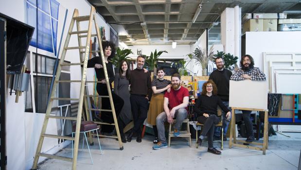 Foto de familia de los 8 artistas q forman parte del stand de ABC en ARCO