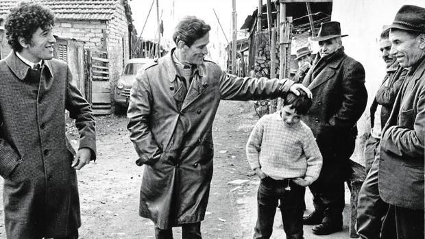 Pasolini visitando una barriada de los arrabales de Roma