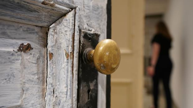 Una de las puertas expuestas antes de la subasta
