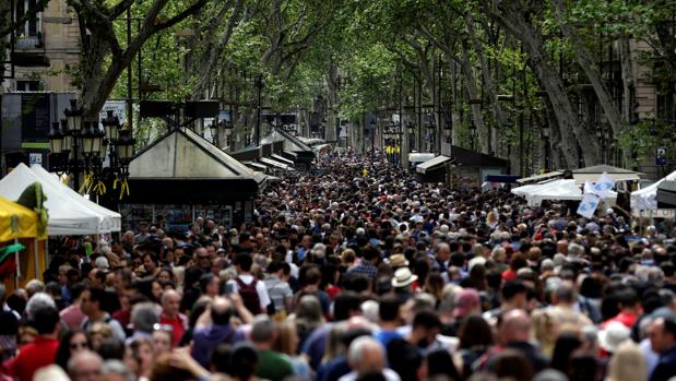 La Rambla volvió a llenarse de paseantes en busca de libros y rosas
