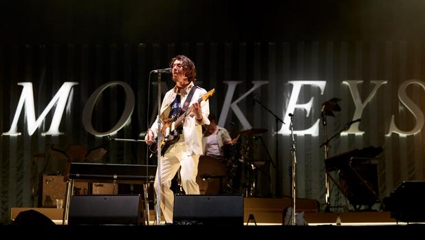 Alex Turner, líder de Arctic Monkeys, ayer durante la actuación de la banda en Barcelona