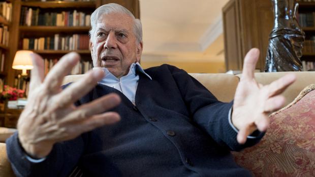 Mario Vargas Llosa, fotografiado en la biblioteca de su domicilio madrileño