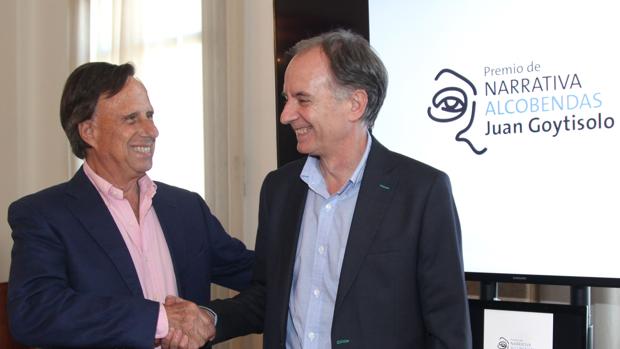 El alcalde de Alcobendas da la enhorabuena al escritor Antonio Soler