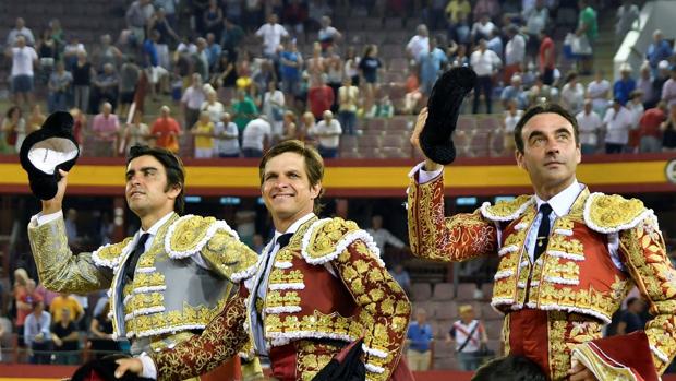 Las tres figuras se marchan en volandas