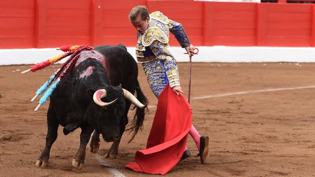 Javier Jiménez, con el primer toro de la tarde