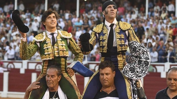 Juan José Padilla y Andrés Roca Rey salen a hombros