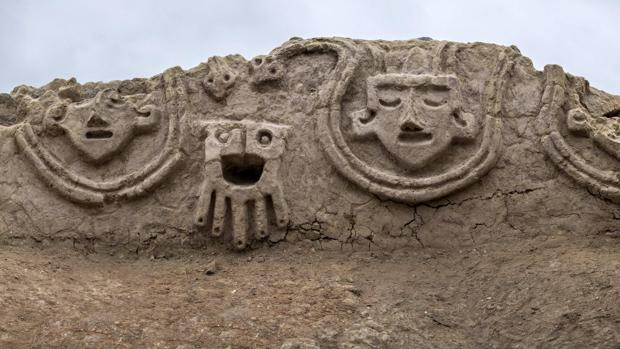 Relieves de hace 3.800 años descubiertos en las ruinas de Vichama en Perú