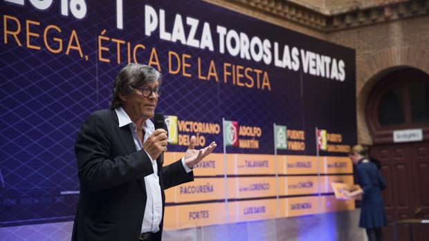 Simón Casas, con las combinaciones al fondo