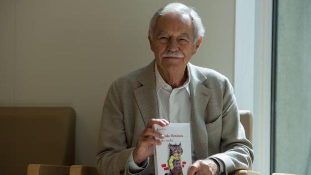 Eduardo Mendoza sostiene su nueva obra: «El rey recibe»