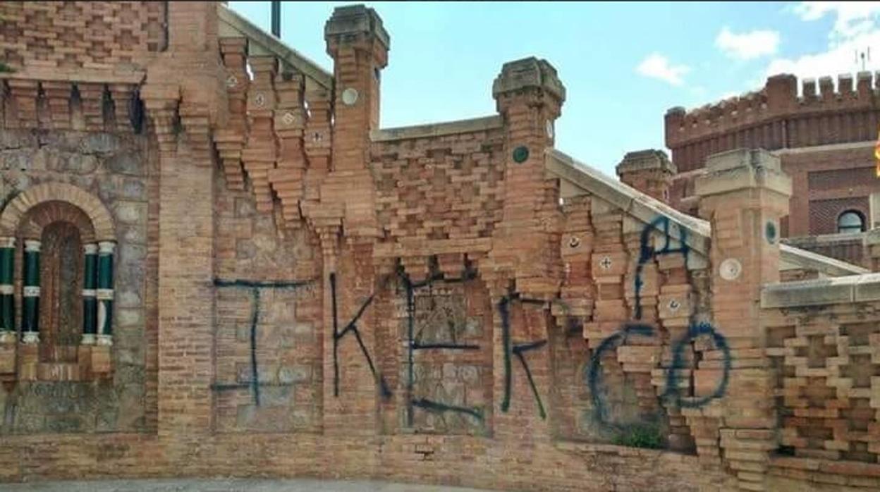 Indignación en Teruel por una enorme pintada en la Escalinata del Paseo del  Óvalo