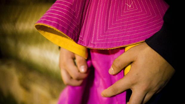 Un niño catalán sostiene un capote entre las manos