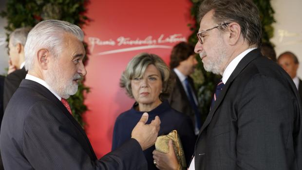 Darío Villanueva y Juan Luis Cebrián, en una imagen de archivo