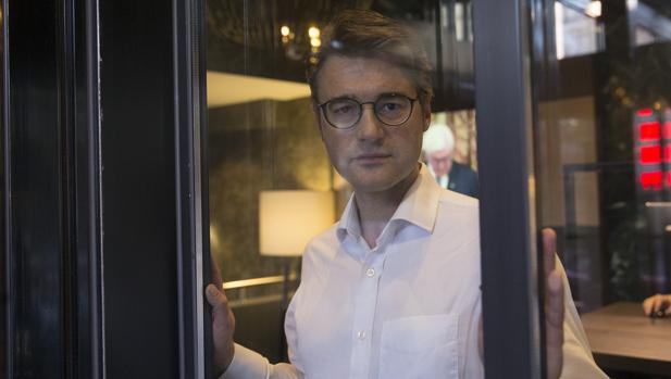 Aunque suene raro, este biólogo, que padece narcolpesia, se solía desplomar cuando contaba chistes