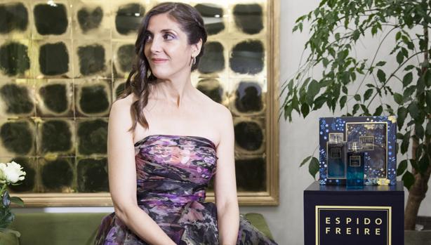 La escritora vasca posa al lado de su nueva fragancia
