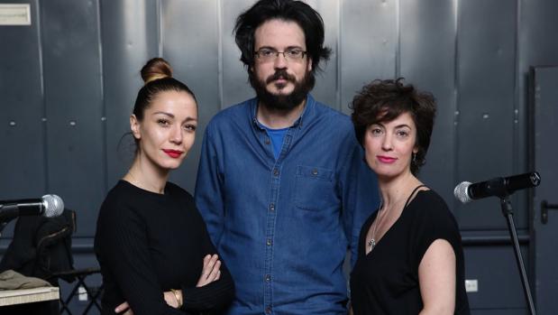 Las actrices Sara Gómez (izquierda) y Esther Vega (derecha), y el director Mario Hernández