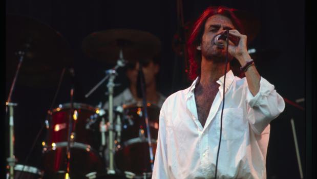 Luis Eduardo Aute, en un concierto en 1988