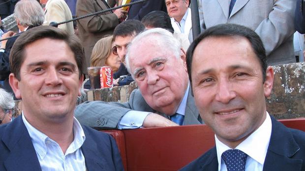 Felipe Lafita (en el centro), junto a Santi Ellauri y César Rincón