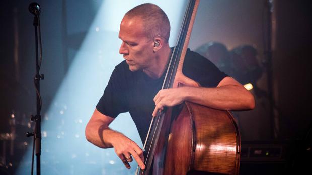 Avishai Cohen (Kabri, Israel, 1970), en acción con su contrabajo