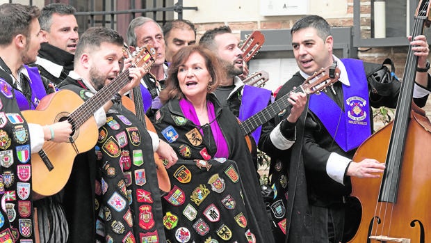 La vicepresidenta del Gobierno, Carmen Calvo, se atrevió a improvisar con la tuna de la Universidad de Alcalá de Henares
