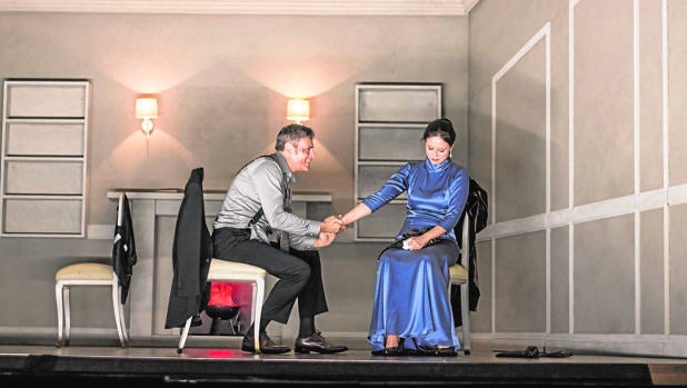 Roberto Enríquez y Aitana Sánchez-Gijón, en una escena de la obra