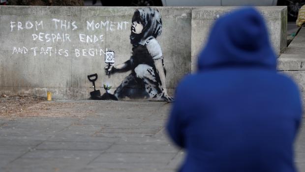 En el mural puede leerse «A partir de ahora acaba la desesperación y comienzan las tácticas»