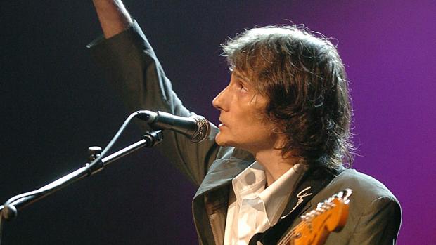 Antonio Vega, durante un concierto en el teatro Lope de Vega de Madrid en 2004